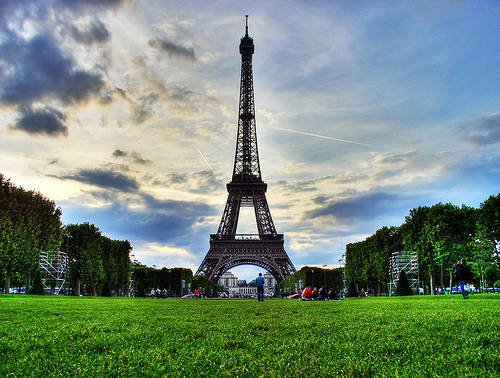  Bombendrohung: Pariser Eiffelturm sowie U-Bahn Station evakuiert!